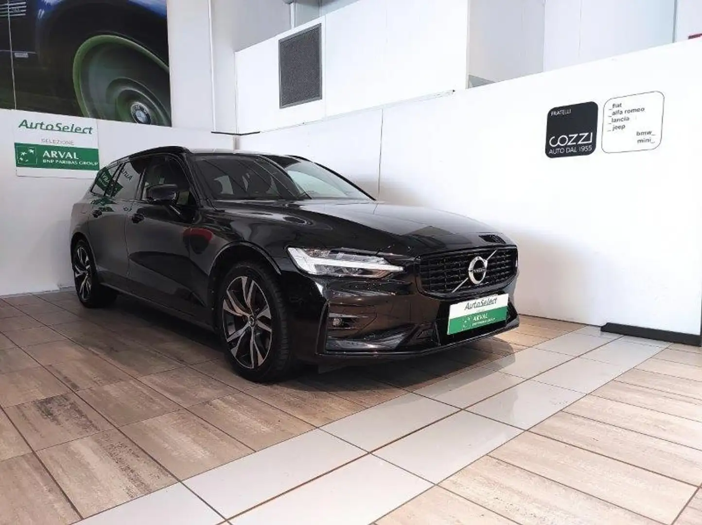 Volvo V60 (2018-->) - V60 B4 (d) Geartronic R-Design Zwart - 1