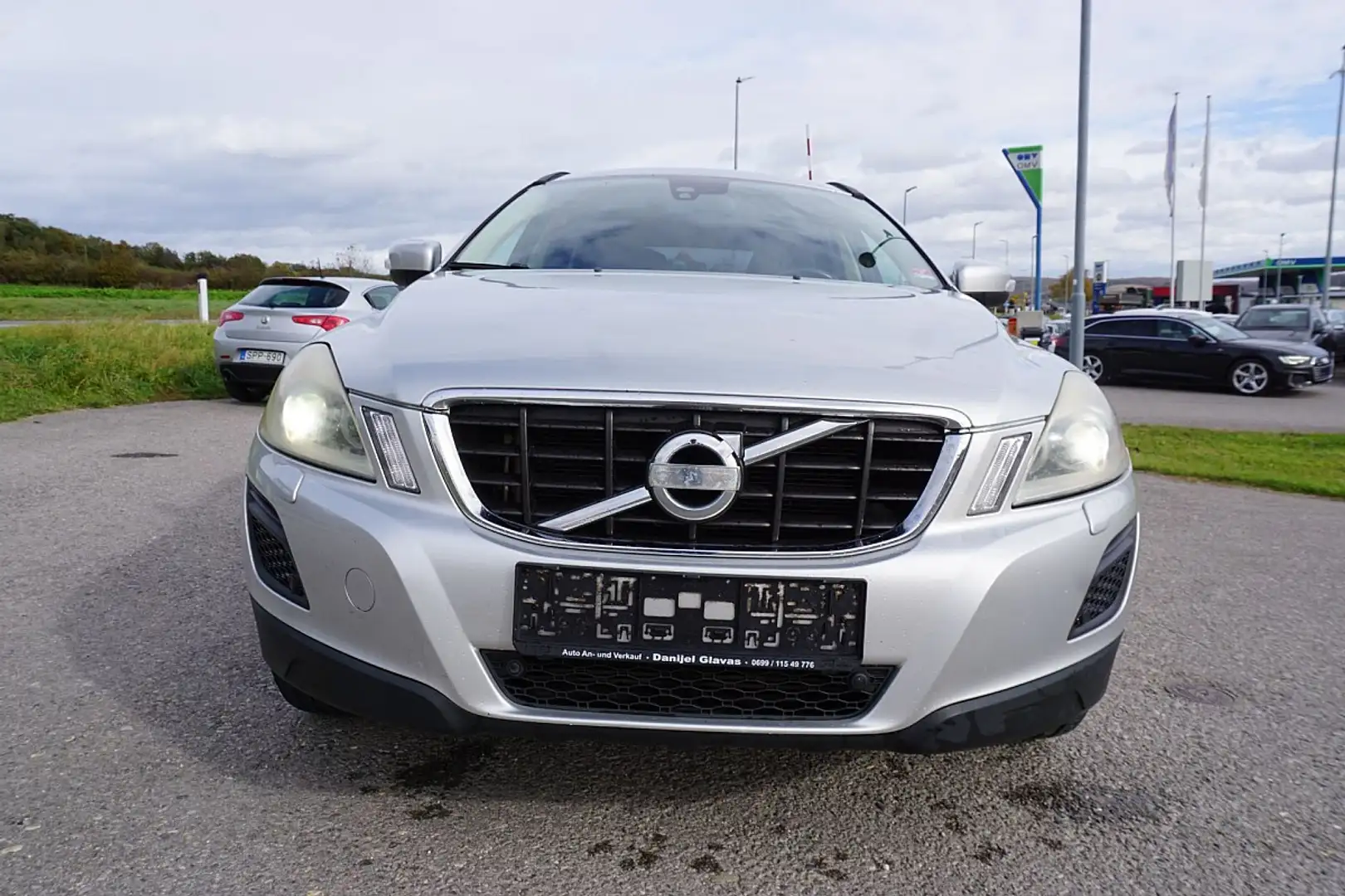 Volvo XC60 D3 FWD Kinetic Geartronic Gris - 1