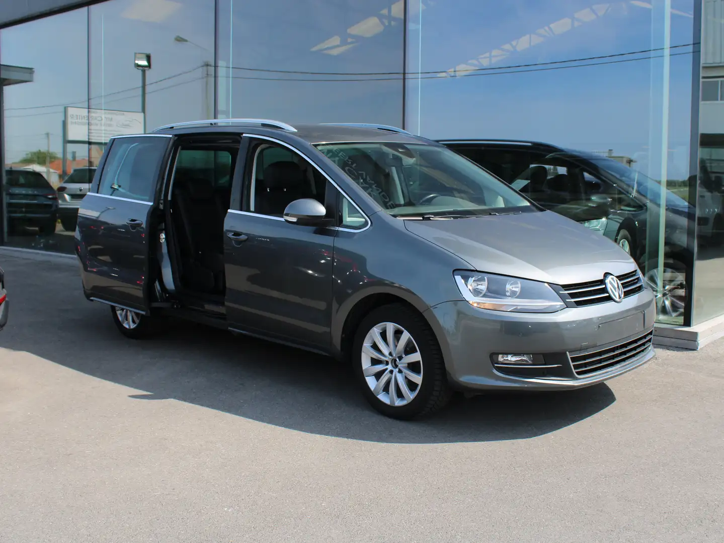Volkswagen Sharan 1.4 TSI Highline OPF-7 ZITPL-APP C-NAVI-TEL-LEDER Grijs - 1