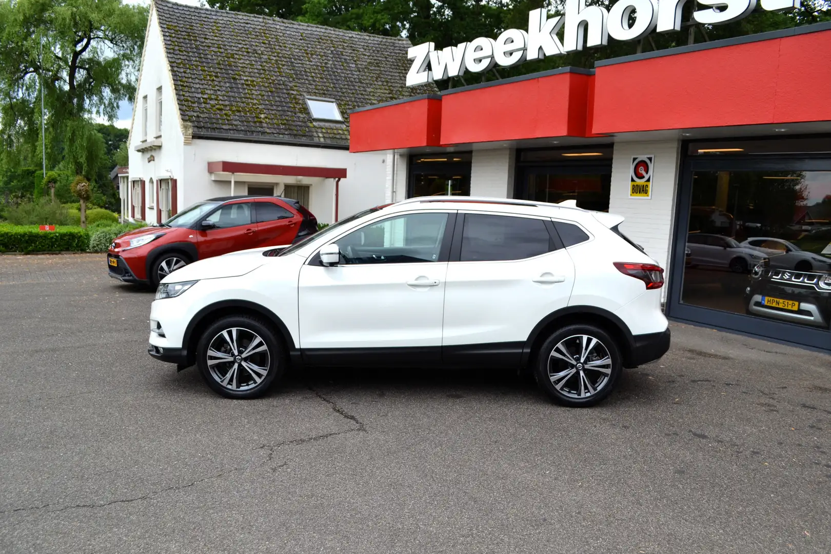 Nissan Qashqai 1.2 i Navi, Camera, Panodak, Dakrail, trekhaak, et Blanc - 2