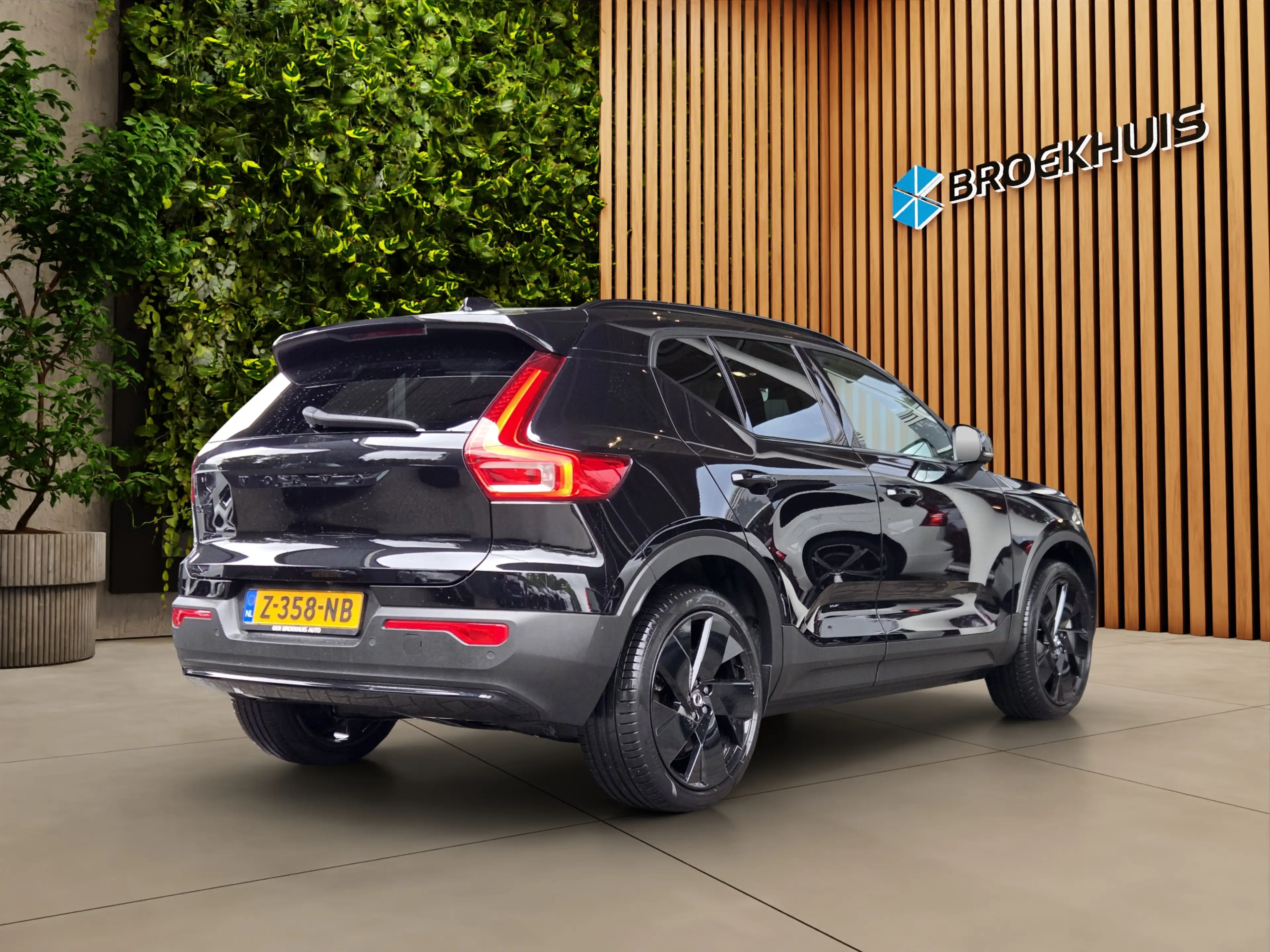 Volvo EX40 Twin Motor Performance Ultra Black Edition 82 kWh — photo 2