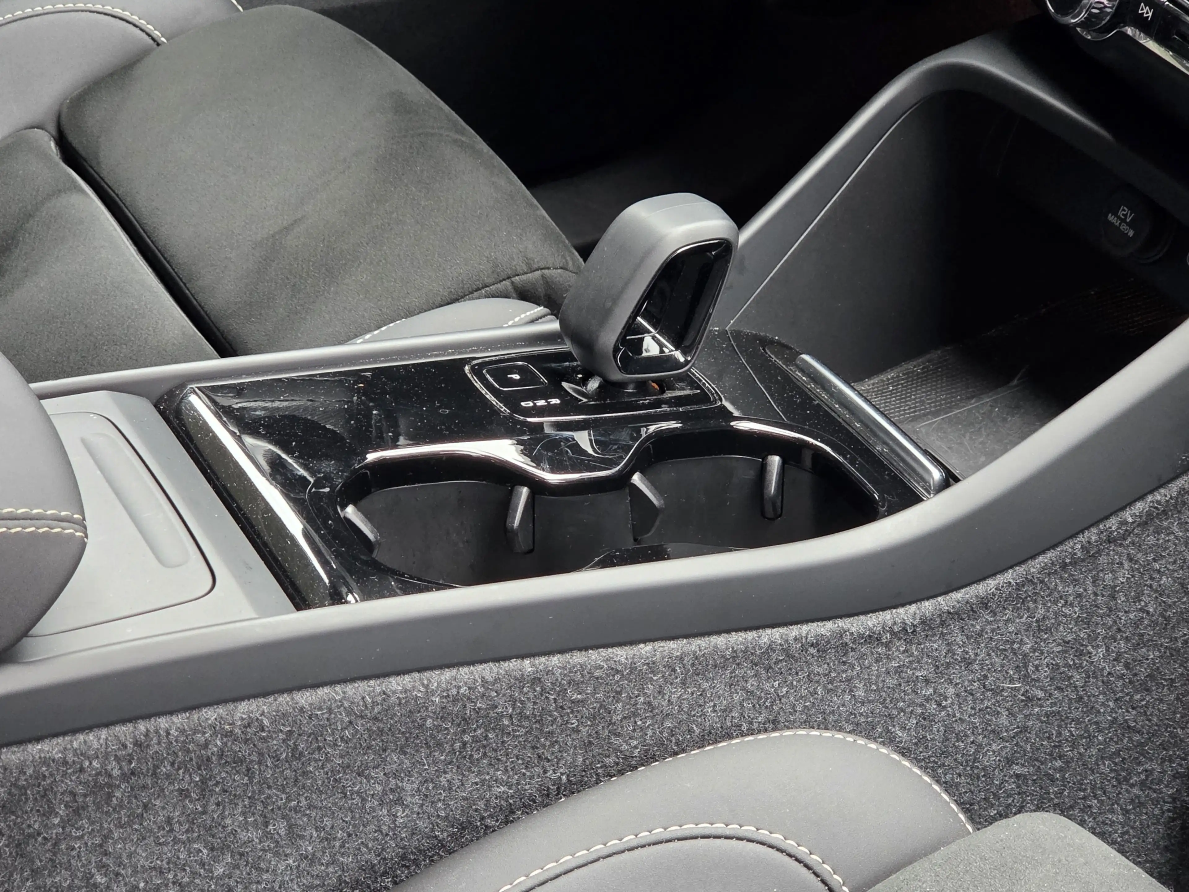 Volvo EX40 Twin Motor Performance Ultra Black Edition 82 kWh — photo 18