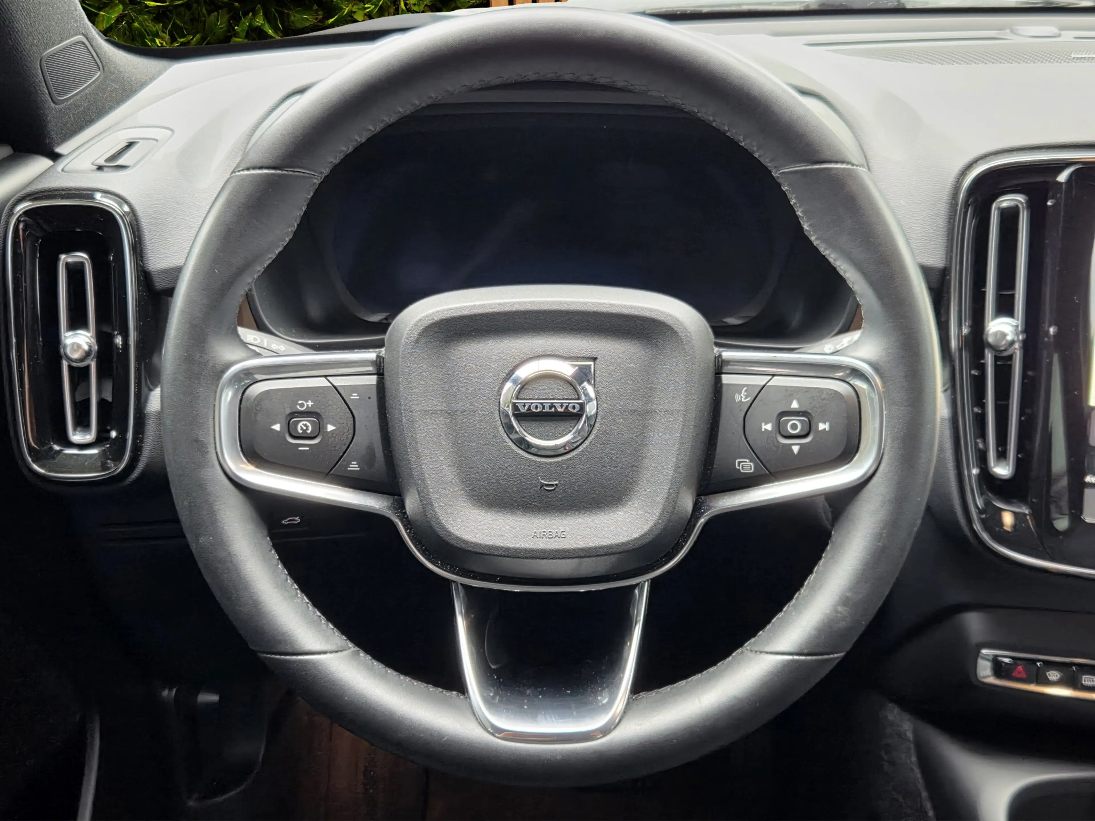 Volvo EX40 Twin Motor Performance Ultra Black Edition 82 kWh — photo 12