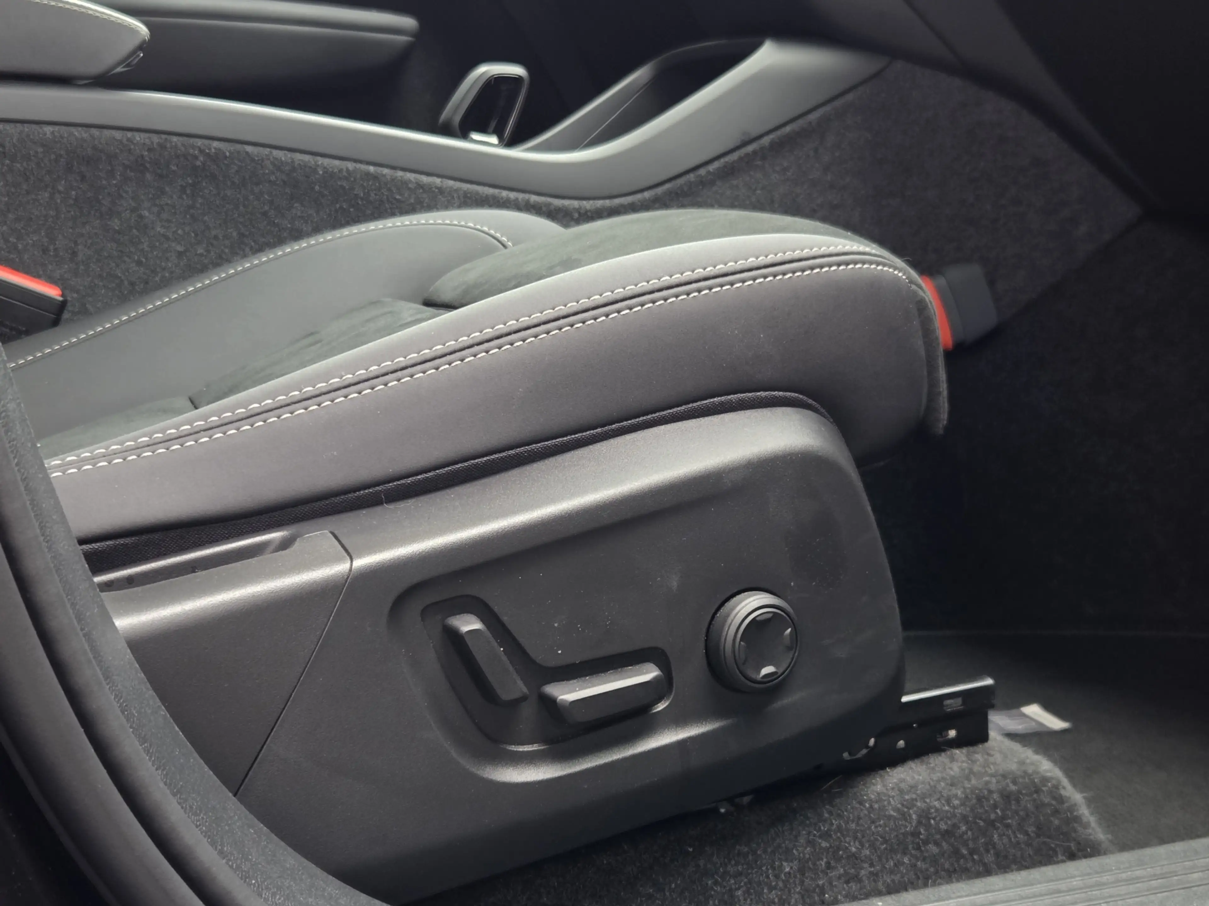 Volvo EX40 Twin Motor Performance Ultra Black Edition 82 kWh — photo 19
