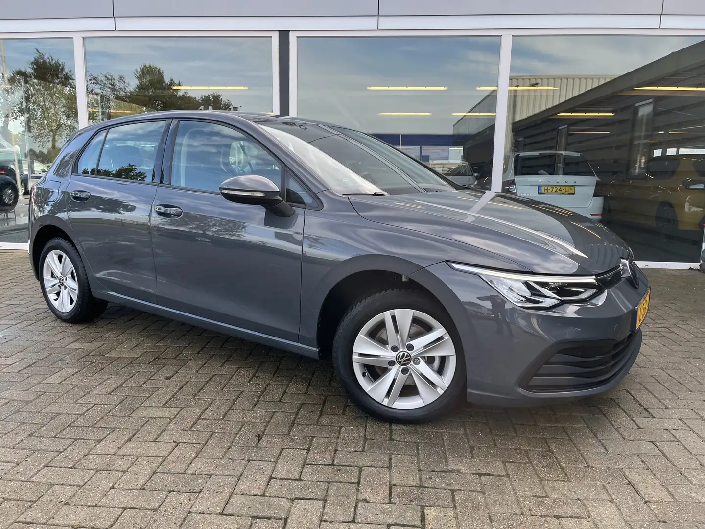 Volkswagen Golf 1.0 TSI Life 50% deal 8.475,- ACTIE Carplay / Clim Grijs - 1