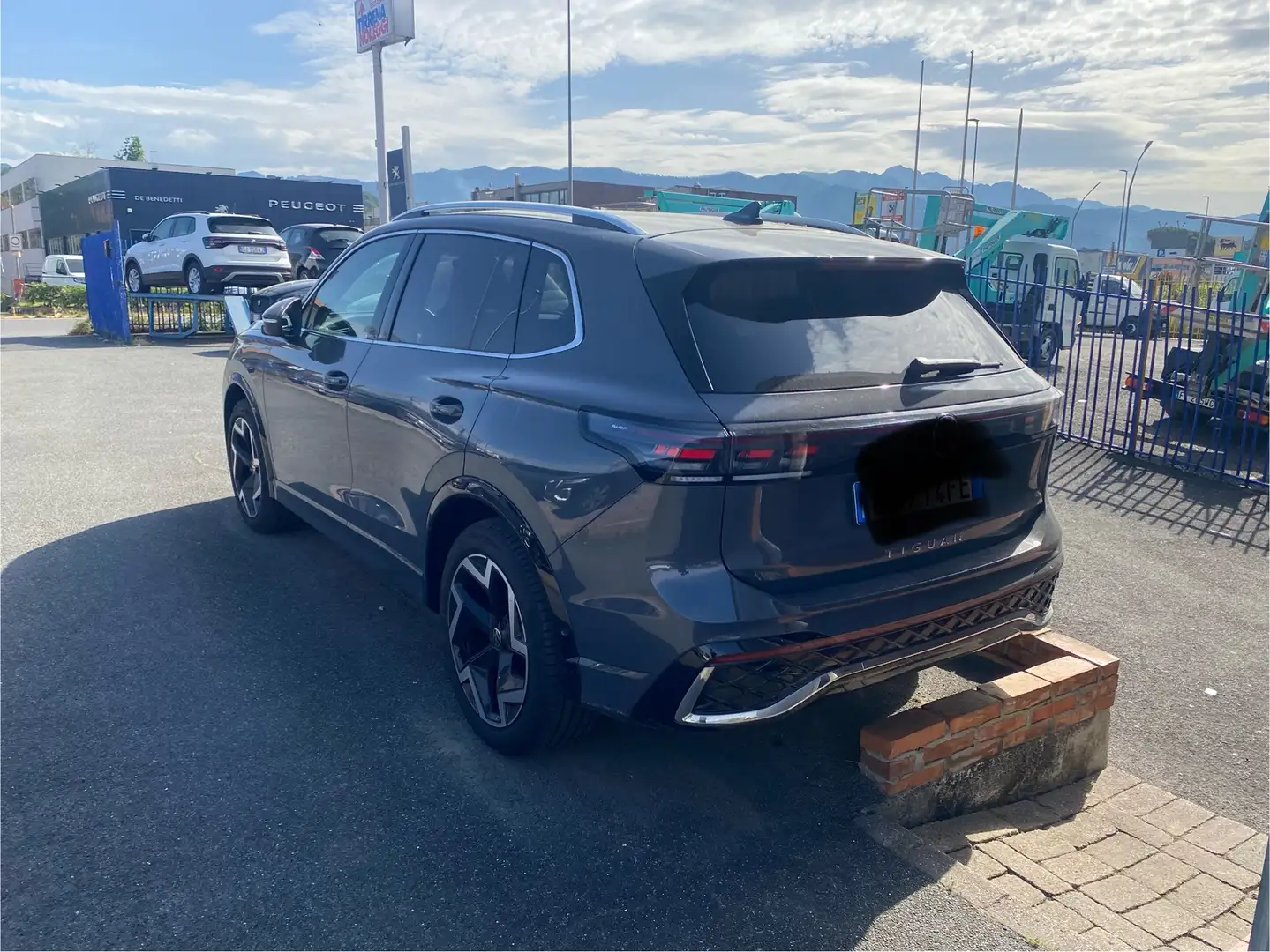 Volkswagen Tiguan Tiguan 2.0 tdi R-Line 150cv dsg Gris - 1