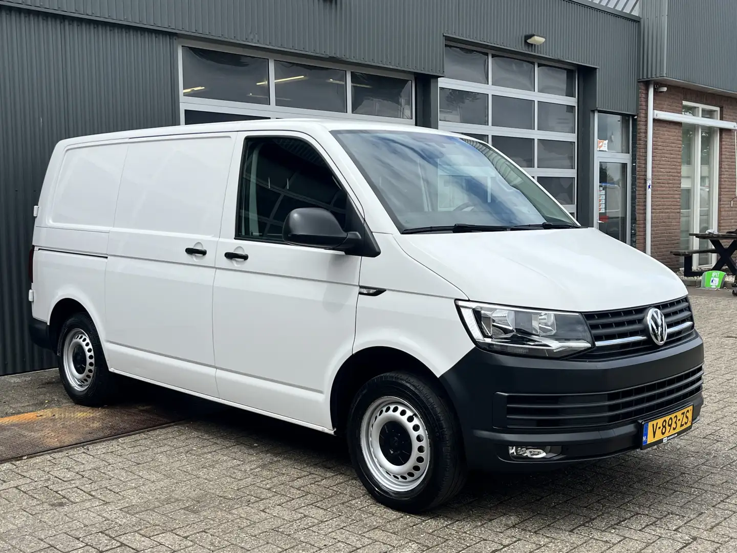 Volkswagen T6 Transporter 2.0 TDI L1H1 Kastinrichting Airco Cruise control T Wit - 1
