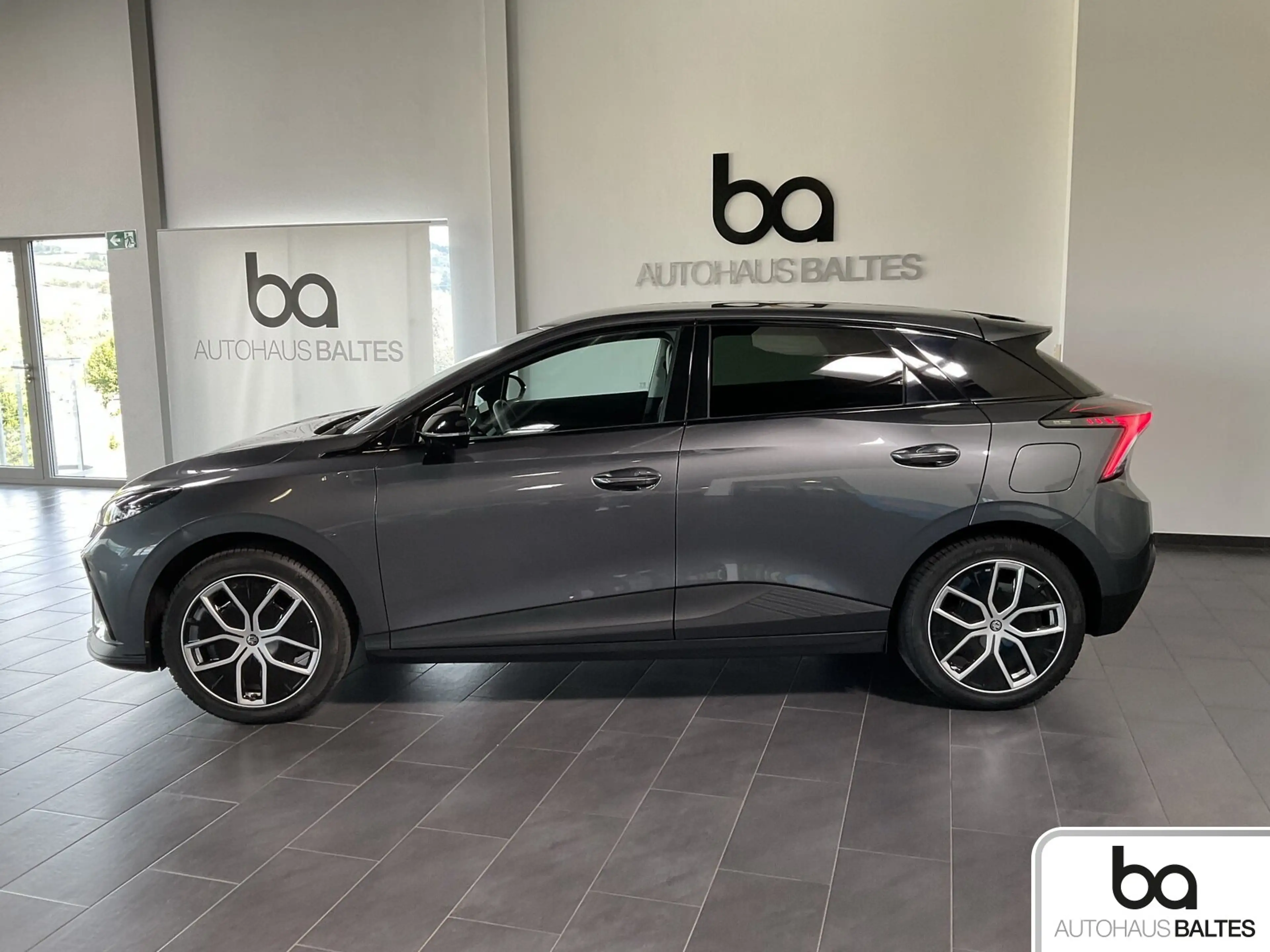 MG MG4 Luxury 64KWh LED/ACC/360*/Apple/Wärmepumpe/AAC — photo 3