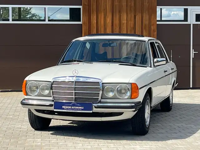Mercedes-Benz 230 W123 2. Hand, nur 43.000 Km!!!
