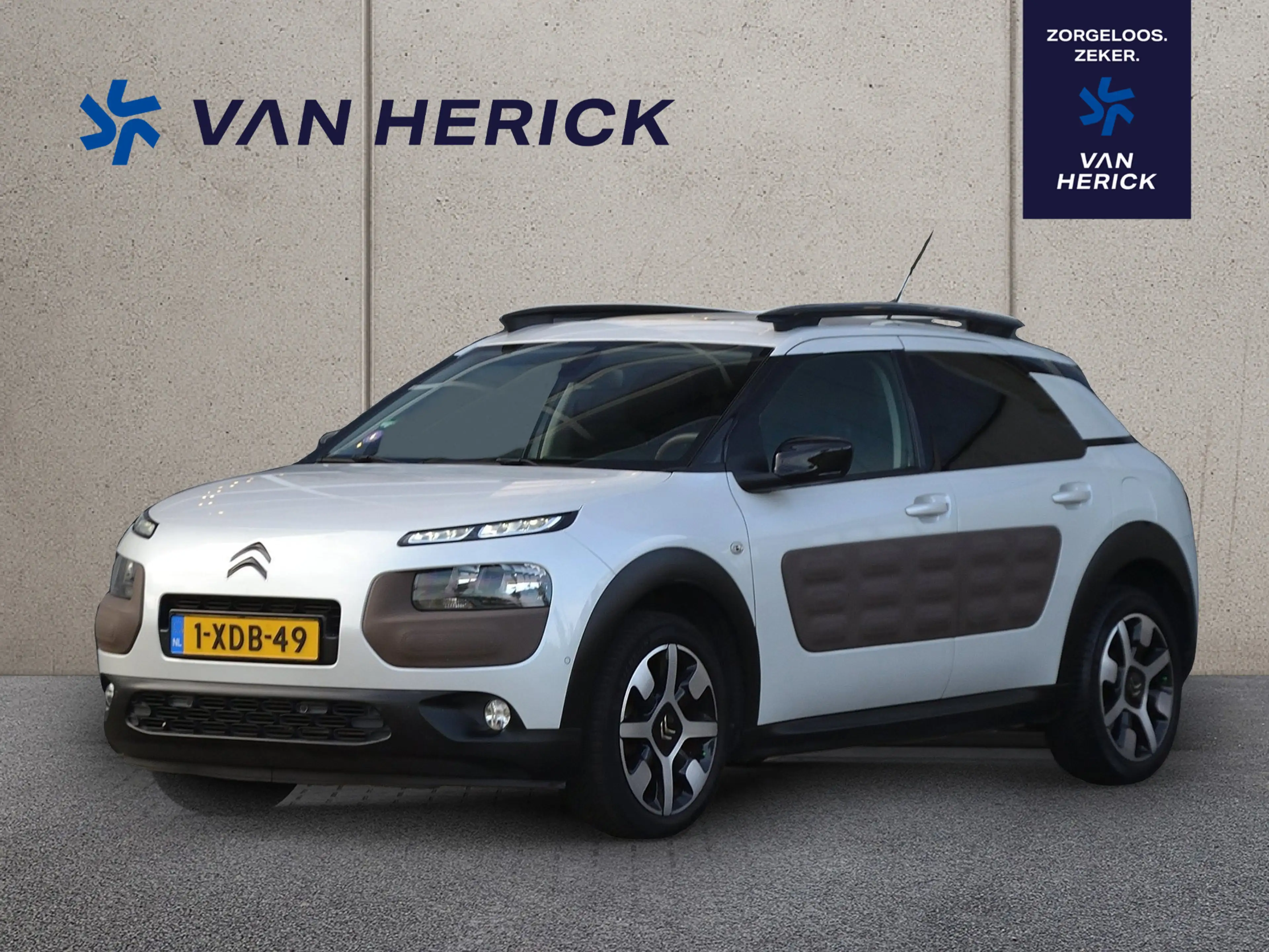 Citroen C4 Cactus 1.2 e-VTi Shine Automaat | Panoramadak | Trekhaak