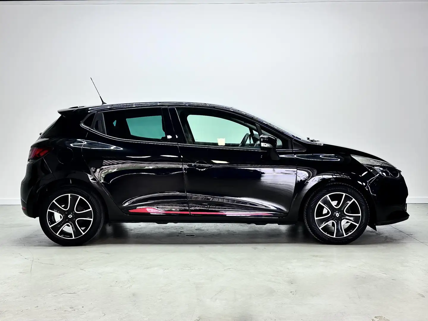 Renault Clio 0.9i Sport Navi-Cruise-Led-Bluetooth Zwart - 2
