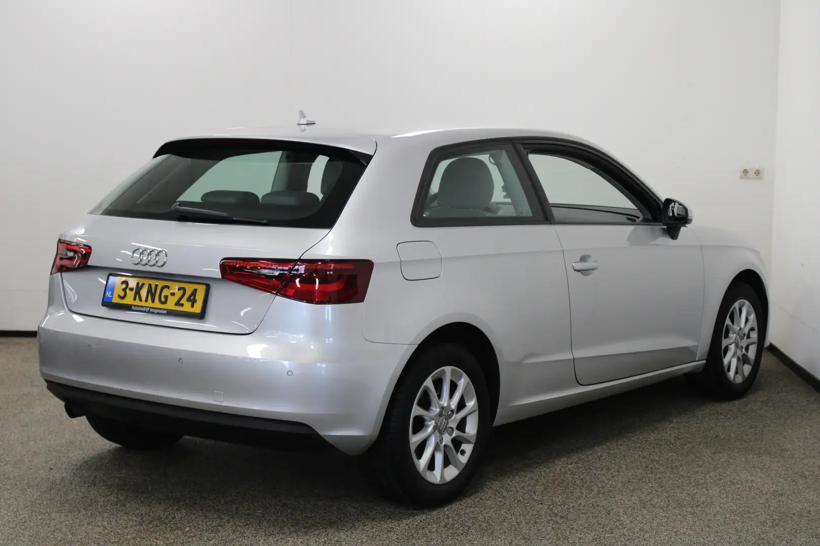 Audi A3 1.2 TFSI Attraction Pro Line plus Grijs - 2