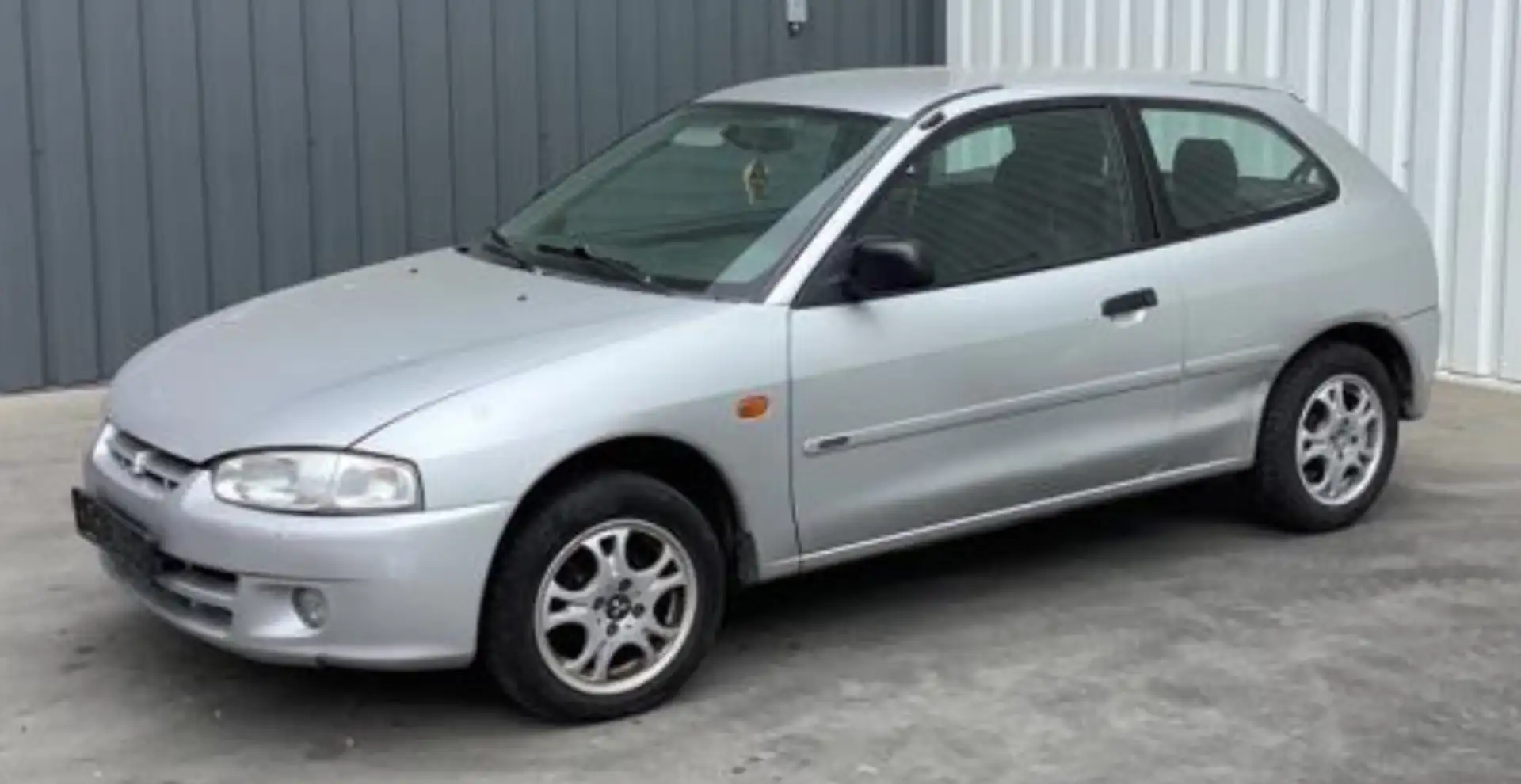 Mitsubishi Colt Colt 1.3 GLXi srebrna - 1