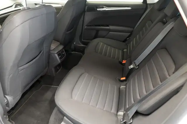 Ford Mondeo view 16
