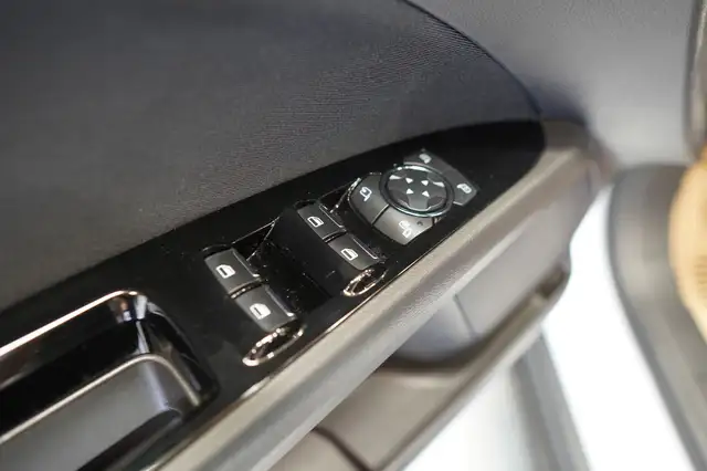 Ford Mondeo view 14