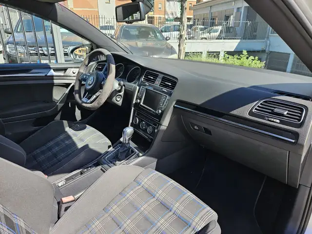 Volkswagen Golf view 9