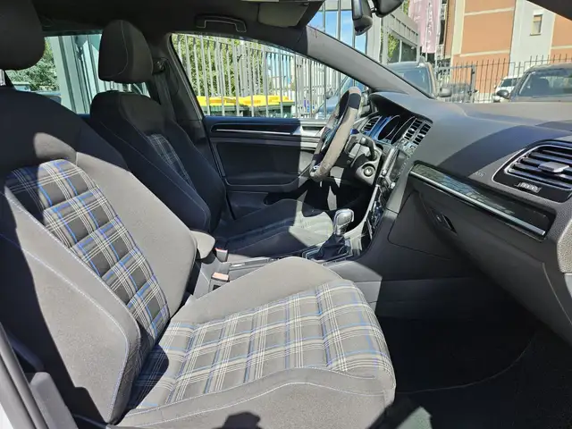 Volkswagen Golf view 10