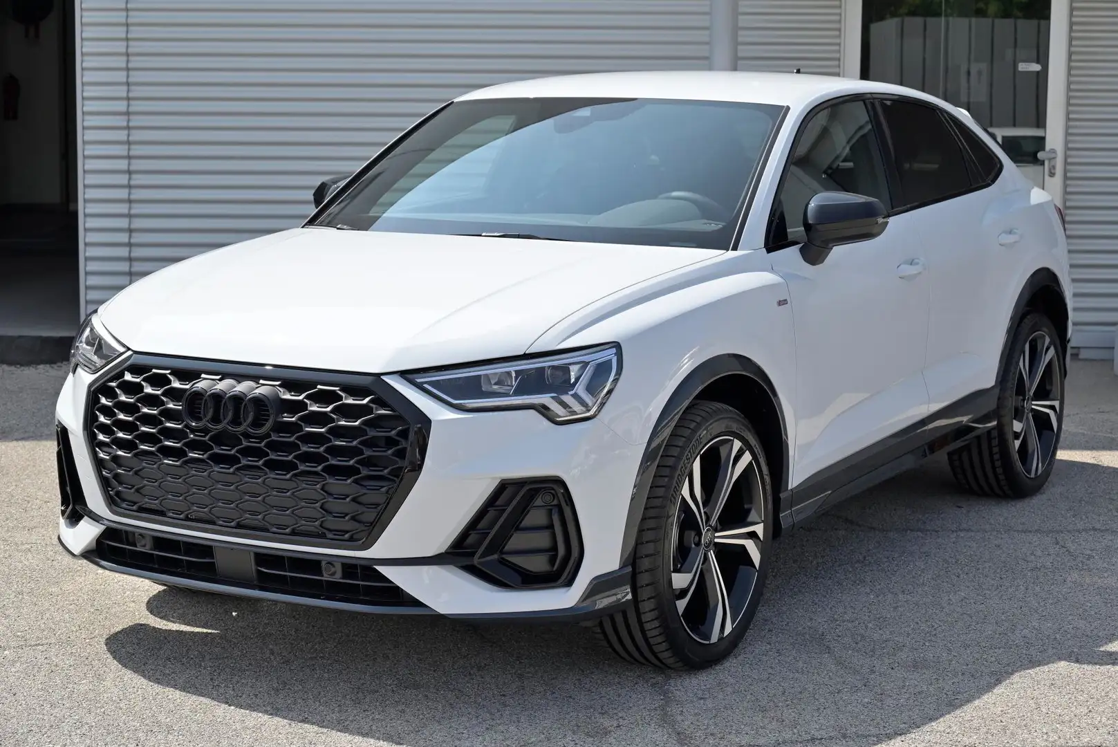 Audi Q3 Sportback 2.0 (35) Tdi 150cv S-tr. Identity Black Bianco - 1