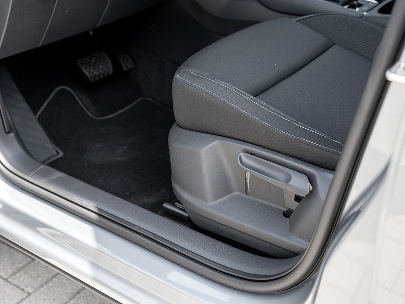 Skoda Karoq 1.5 TSI ACT Balance AHK 360 KAM MATRIX — photo 14