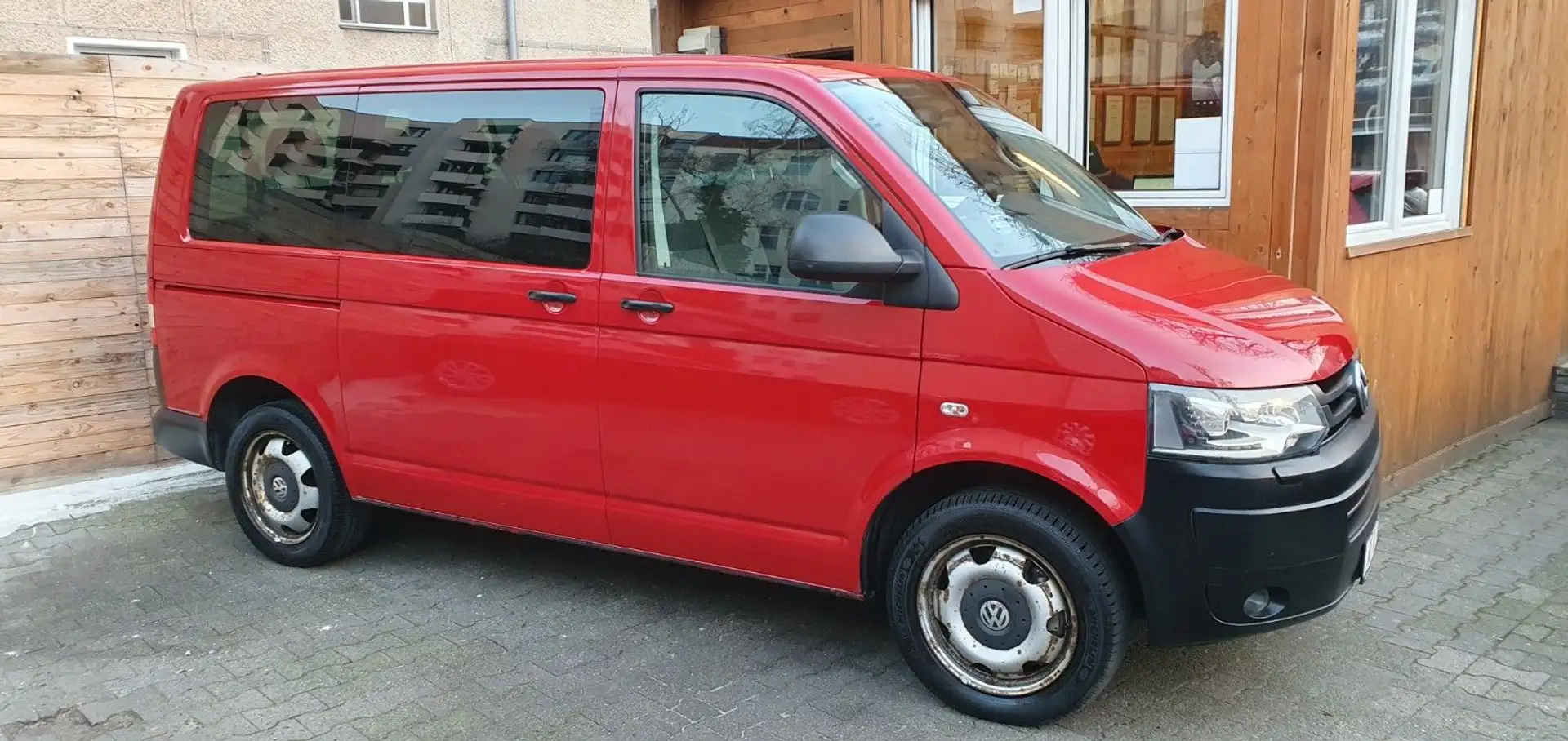 Volkswagen T5 Transporter Kasten-Kombi, 9 Sitze, Automatik Rot - 2