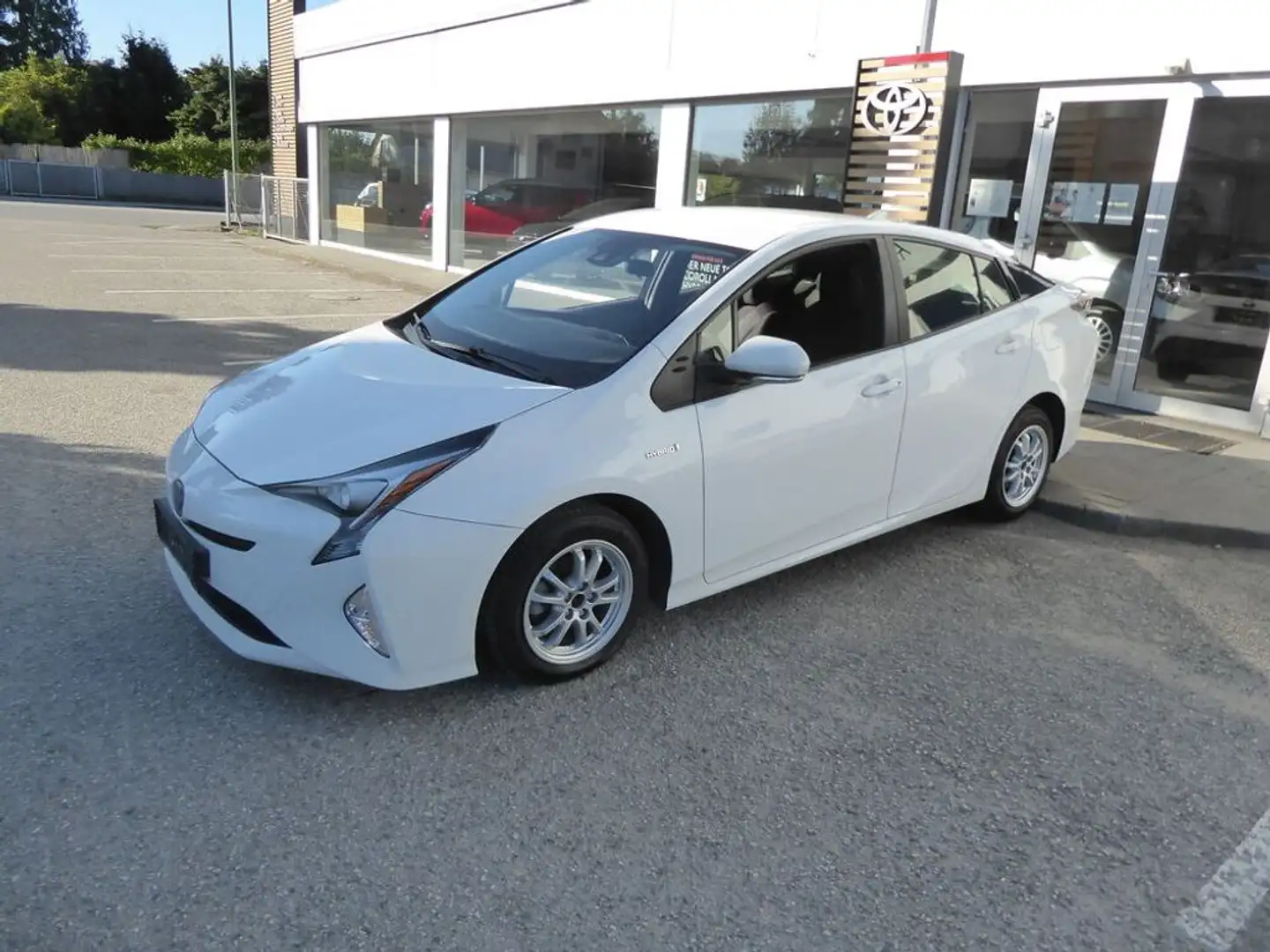 Toyota Prius 1,8 VVT-i Hybrid Active Weiß - 2