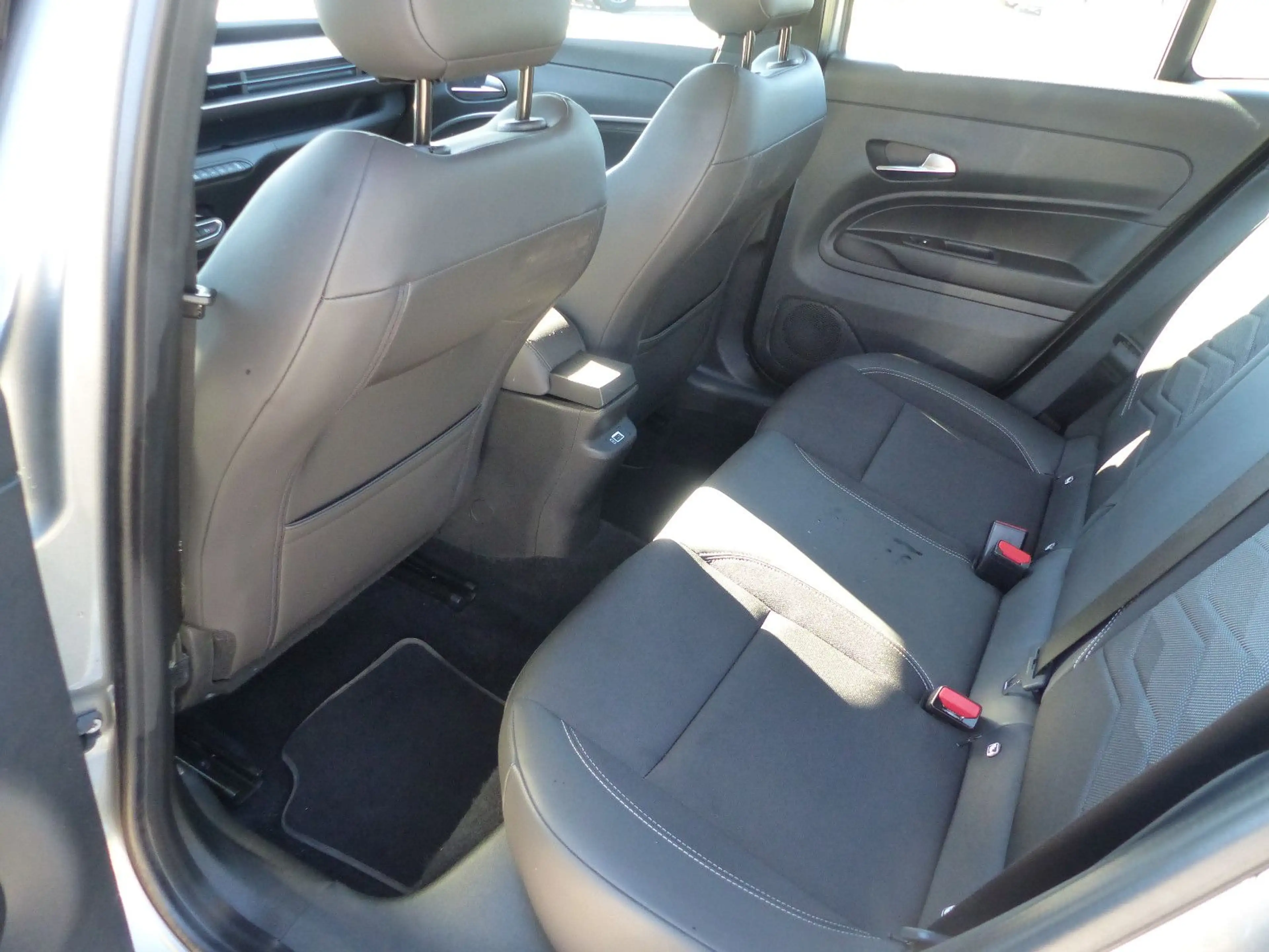 Jeep Avenger Altitude MHEV — photo 15