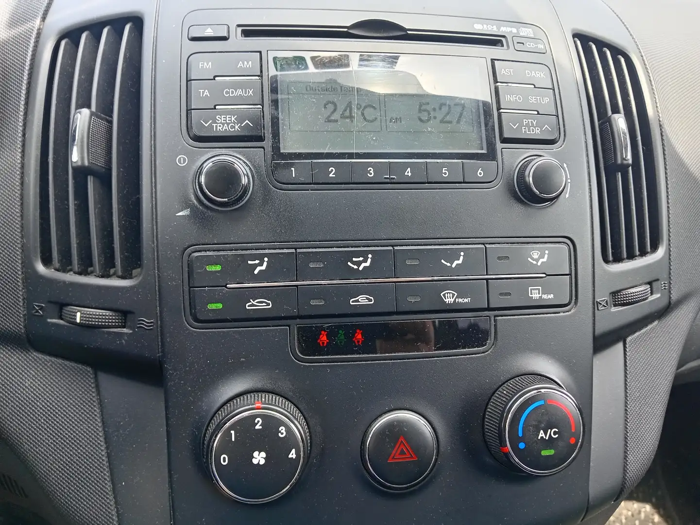 Hyundai i30 i30cw 1.6 ,Klima, Serviceheft, Tüv. 05. 26 Silver - 1