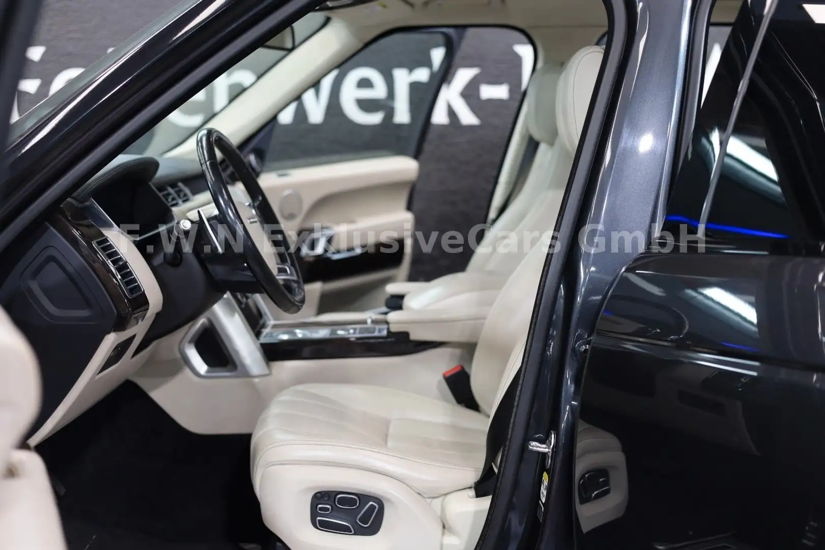 Land Rover Range Rover Vogue 3,0 TDV6 Pano/Massage/360° Schwarz - 2