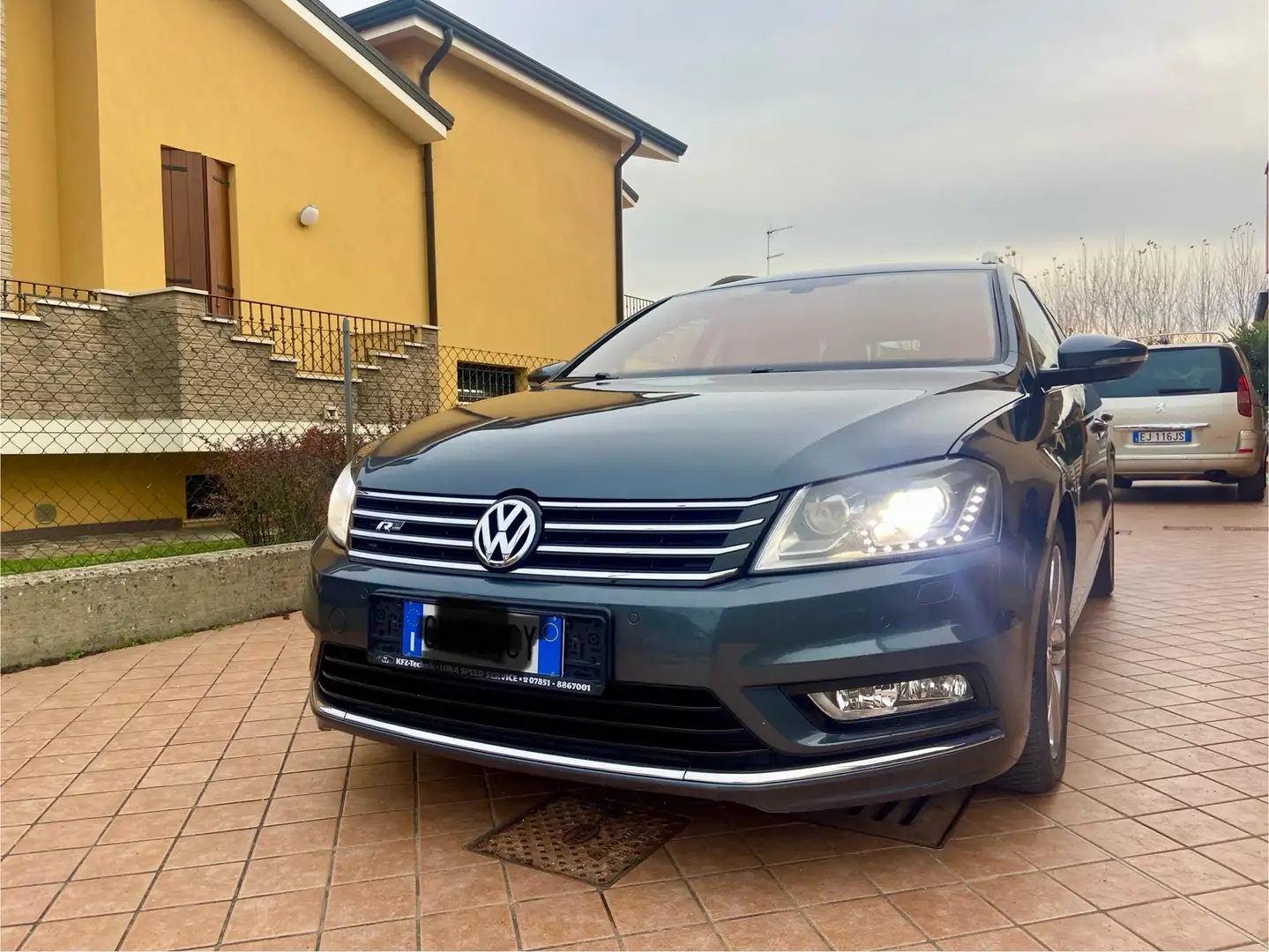 Volkswagen Passat Variant 2.0 tdi R-line Grigio - 1