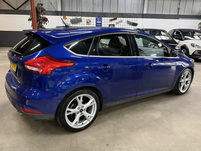 Ford Focus view 3