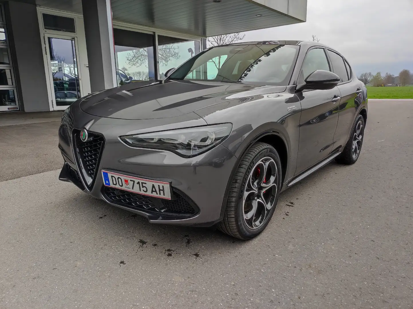 Alfa Romeo Stelvio Veloce 210 AT8 Q4 Grau - 1