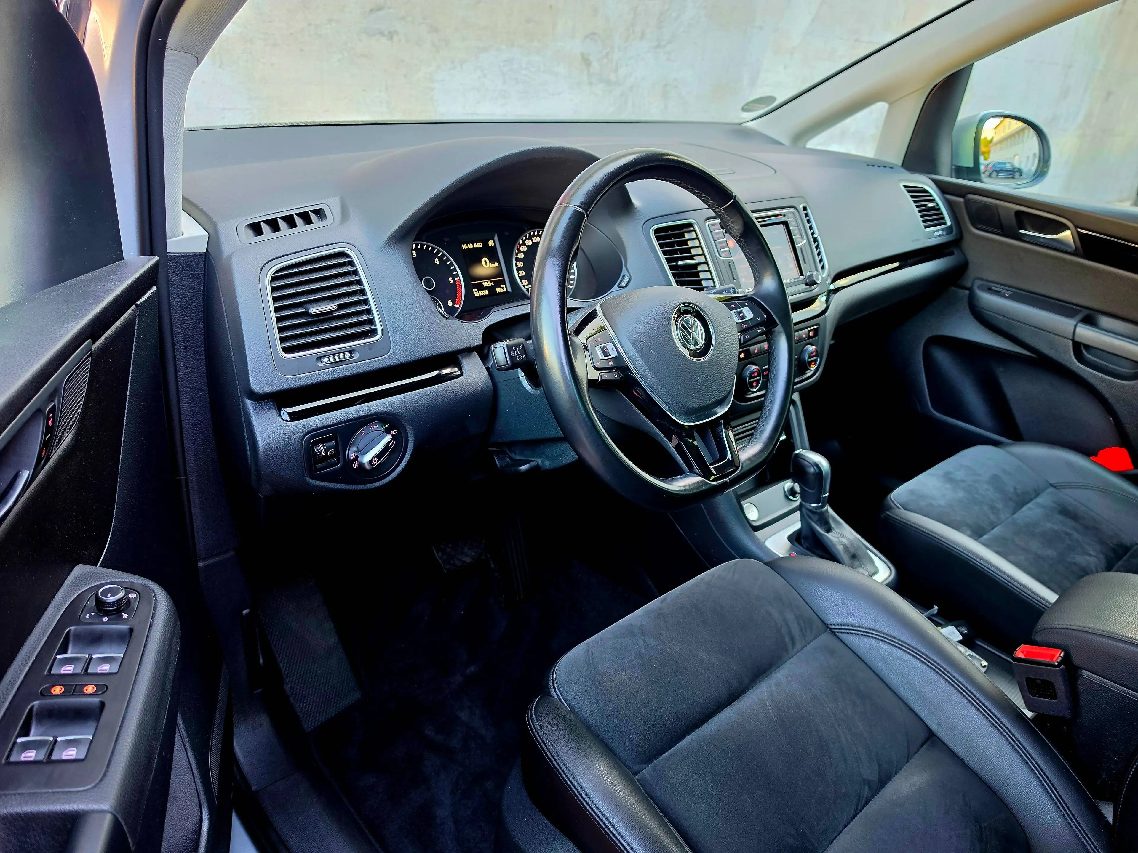 Volkswagen Sharan Highline — photo 12