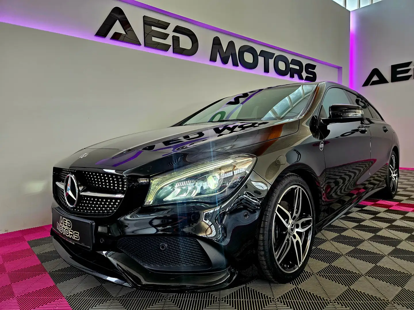 Mercedes-Benz CLA 180 CLA 180 AMG PAKET Schwarz - 1