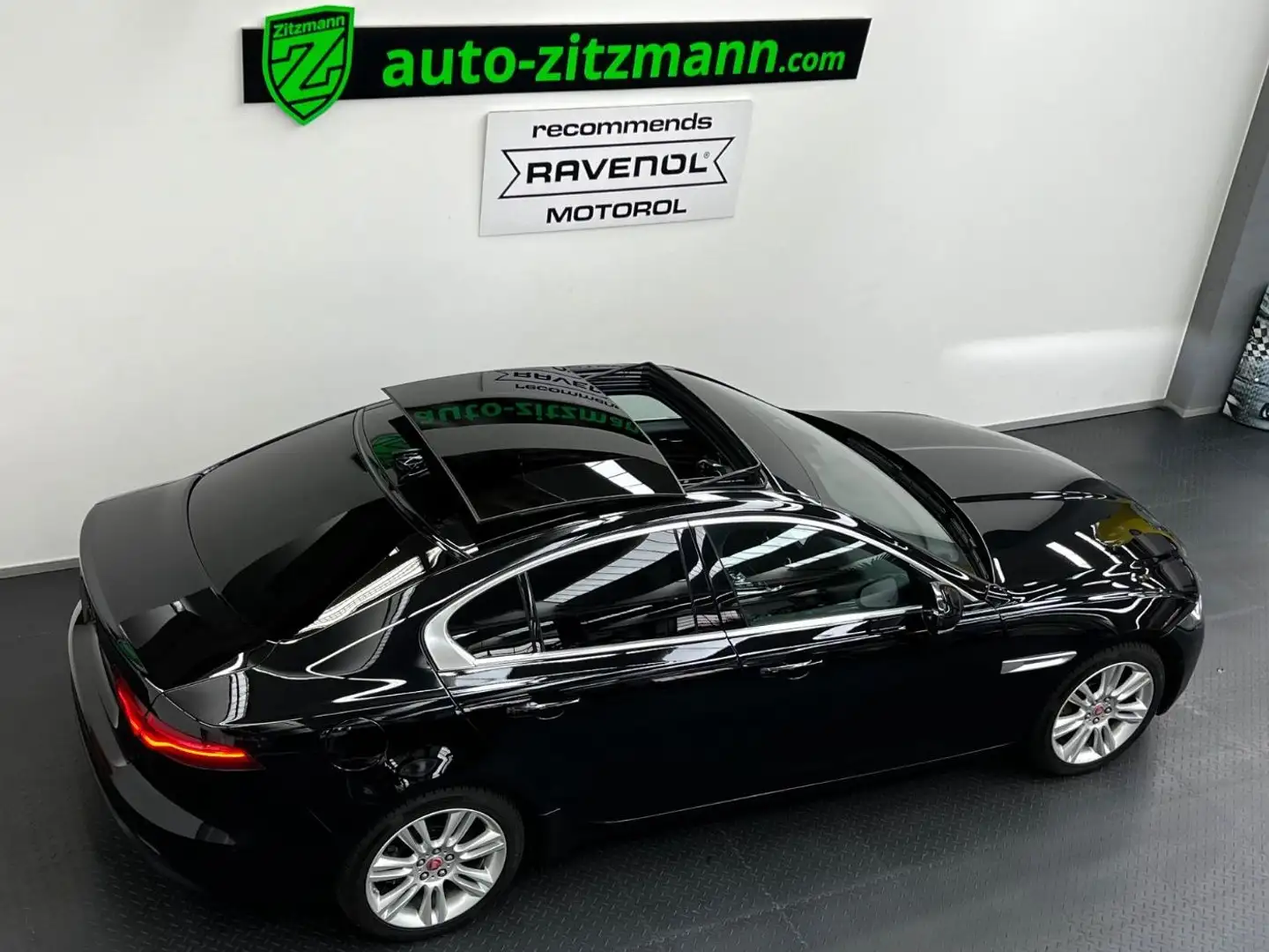 Jaguar XE S  AWD 4x4*LEDER*PANO*LED*NAVI*ACC*360°CAM* Noir - 1
