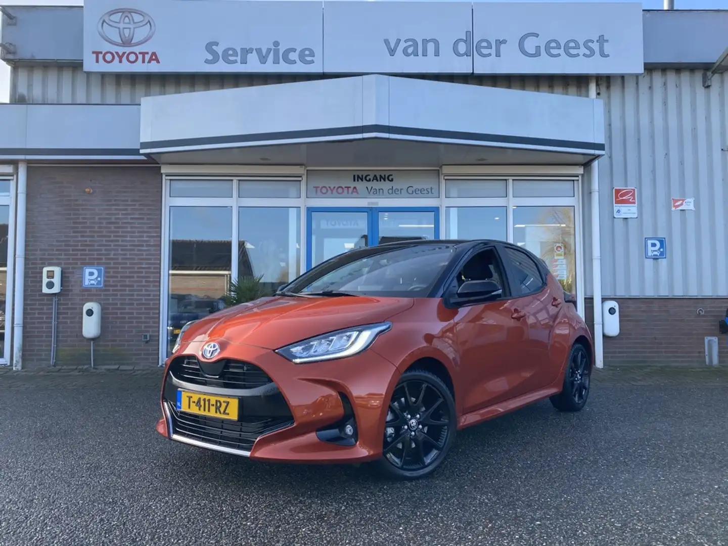 Toyota Yaris 1.5 Hybrid Executive Orange - 1