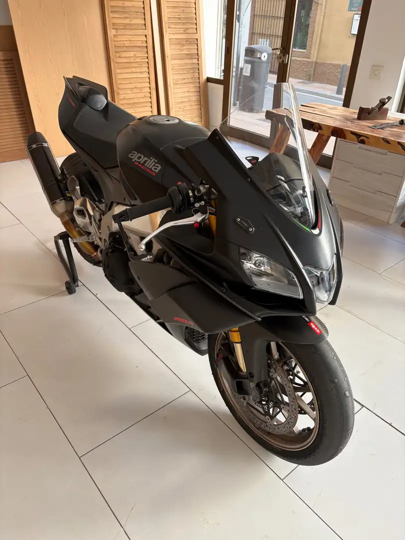 Aprilia RSV4 Factory Negro - 1