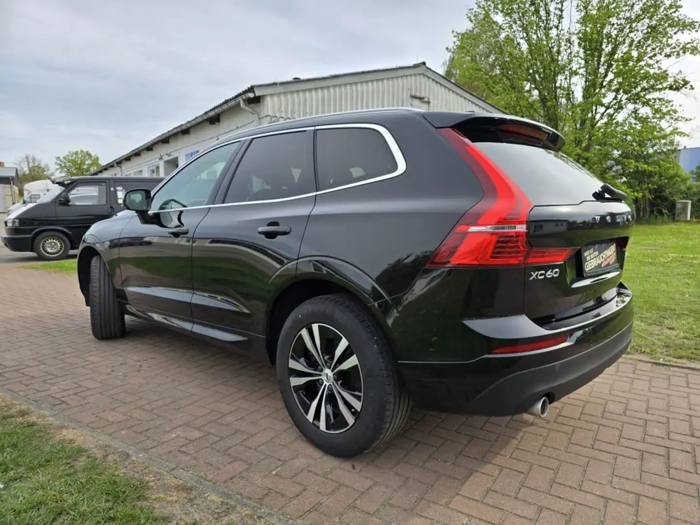 Volvo XC60 B4 D Geartr. Momentum Pro+AHZV+BLIS+Navi Noir - 2