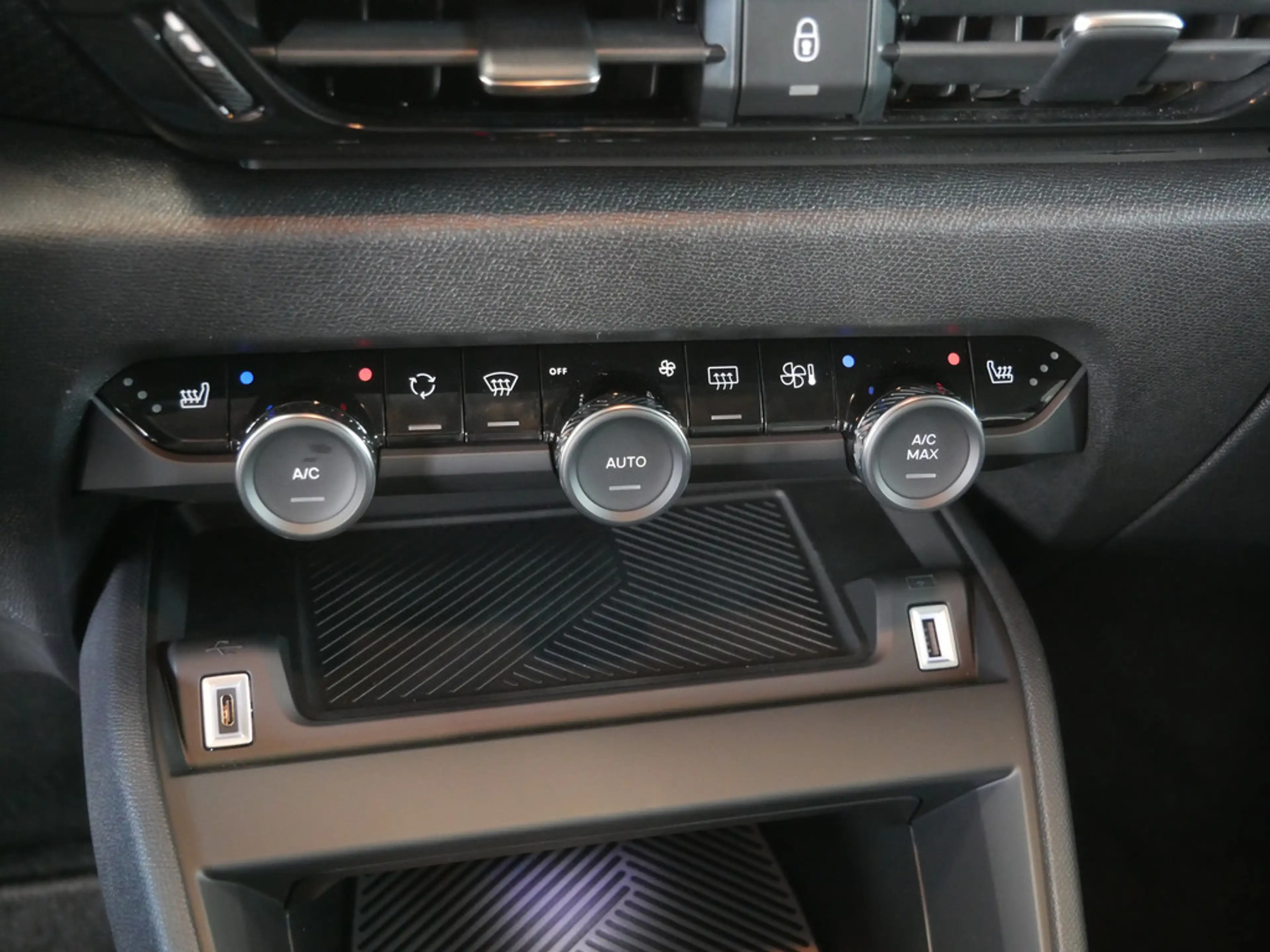 Citroen E-C4 Electric — photo 11