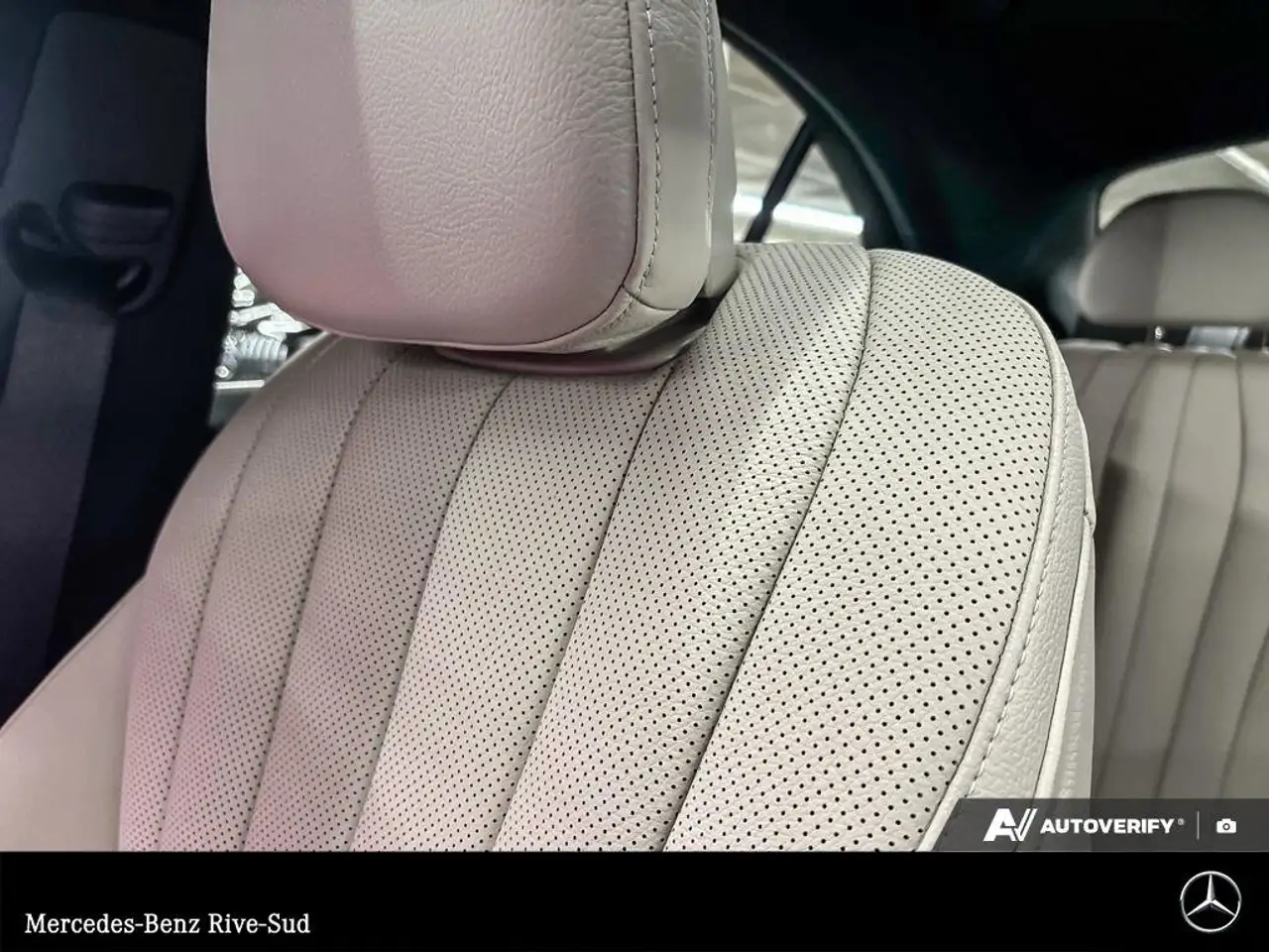 Mercedes-Benz E-Class снимка Mercedes-Benz E-Class