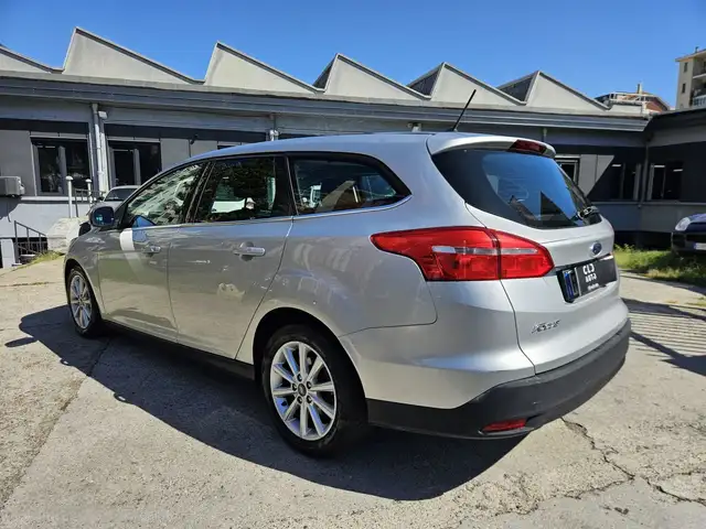 Ford Focus view 3