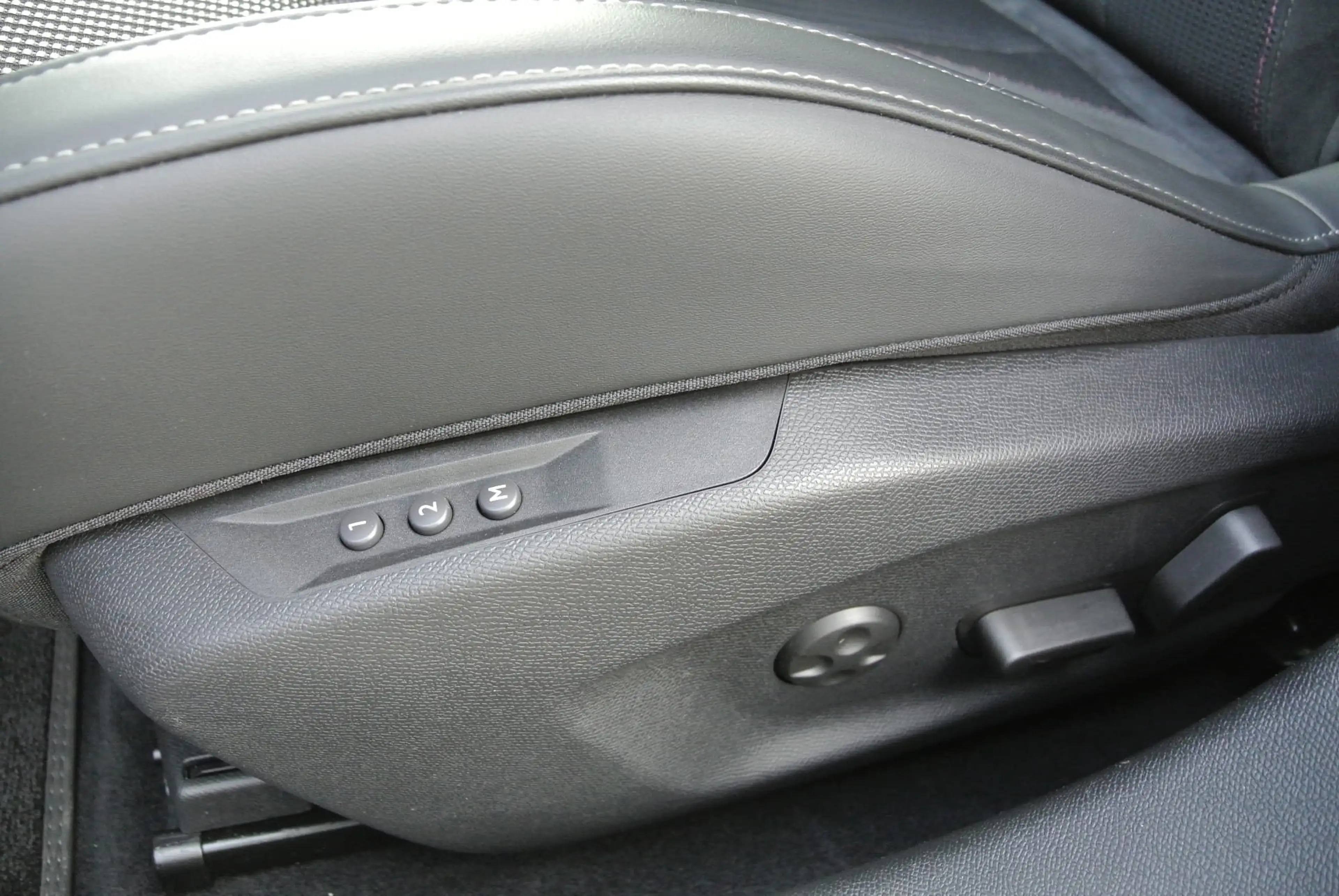 DS Automobiles DS 4 HDI130 Eat8 Aut. ** Performance Line ** Matrix-LED — photo 13