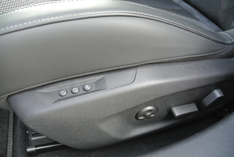 DS Automobiles DS 4 HDI130 Eat8 Aut. ** Performance Line ** Matrix-LED — photo 13