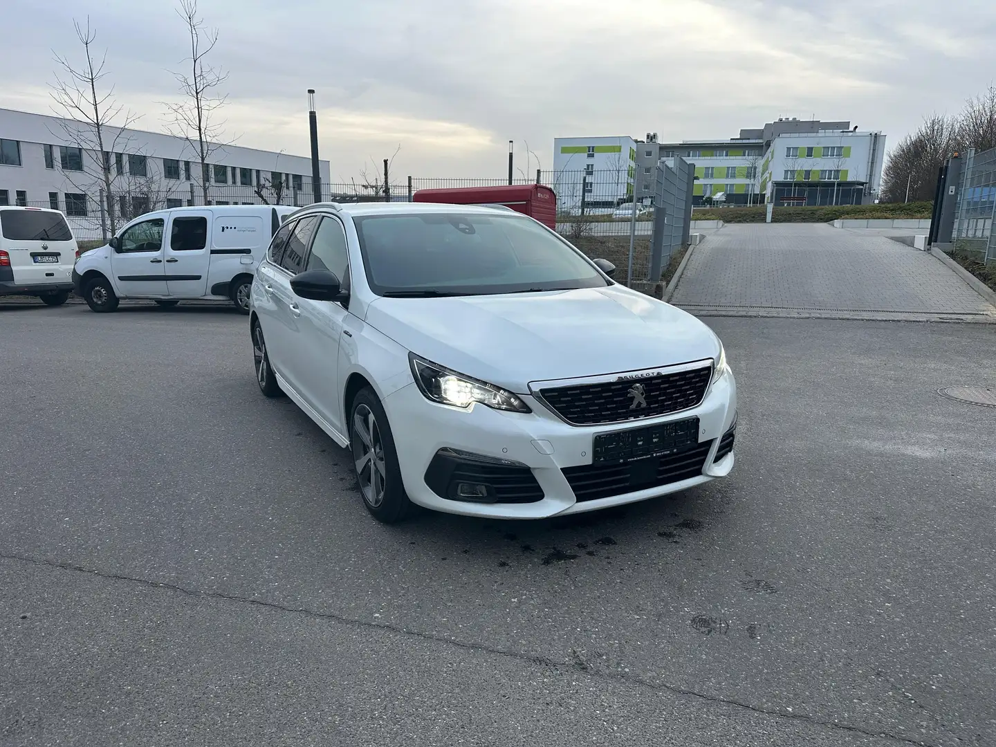 Peugeot 308 GT LINE SW BLUEHDI 130 EAT8 STOP & START Weiß - 2