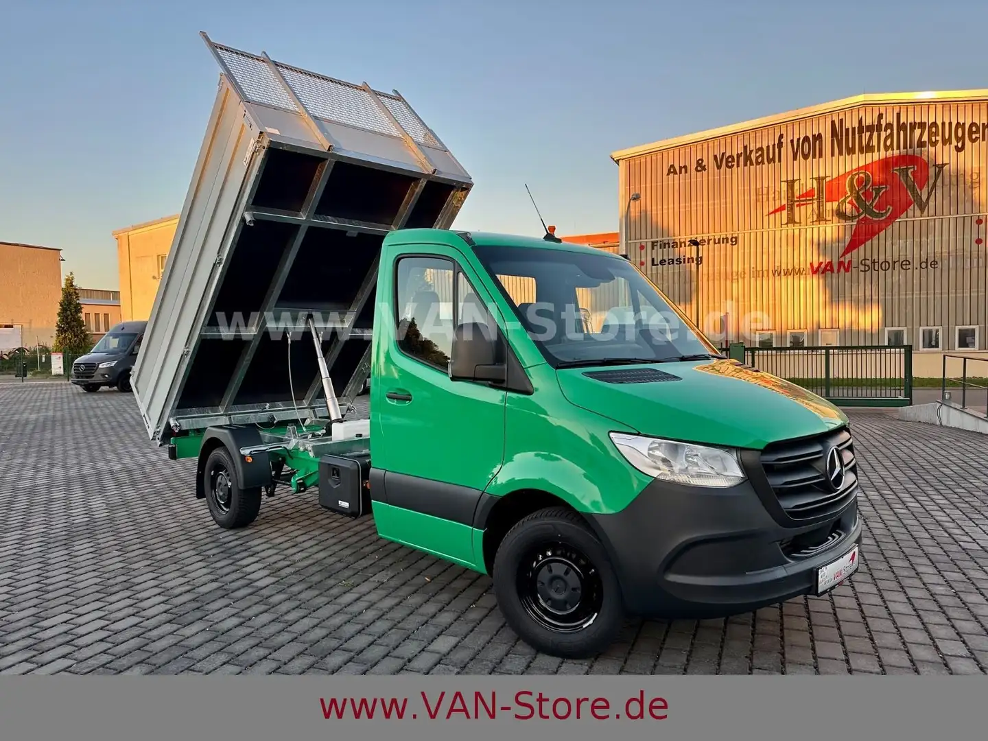 Mercedes-Benz SPRINTER 319 MBUX/KLIMA/STDHZG/RFK/AHK 3.5T Grün - 1