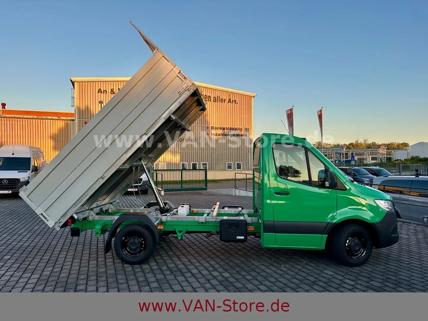 Mercedes-Benz SPRINTER 319 MBUX/KLIMA/STDHZG/RFK/AHK 3.5T Grün - 2