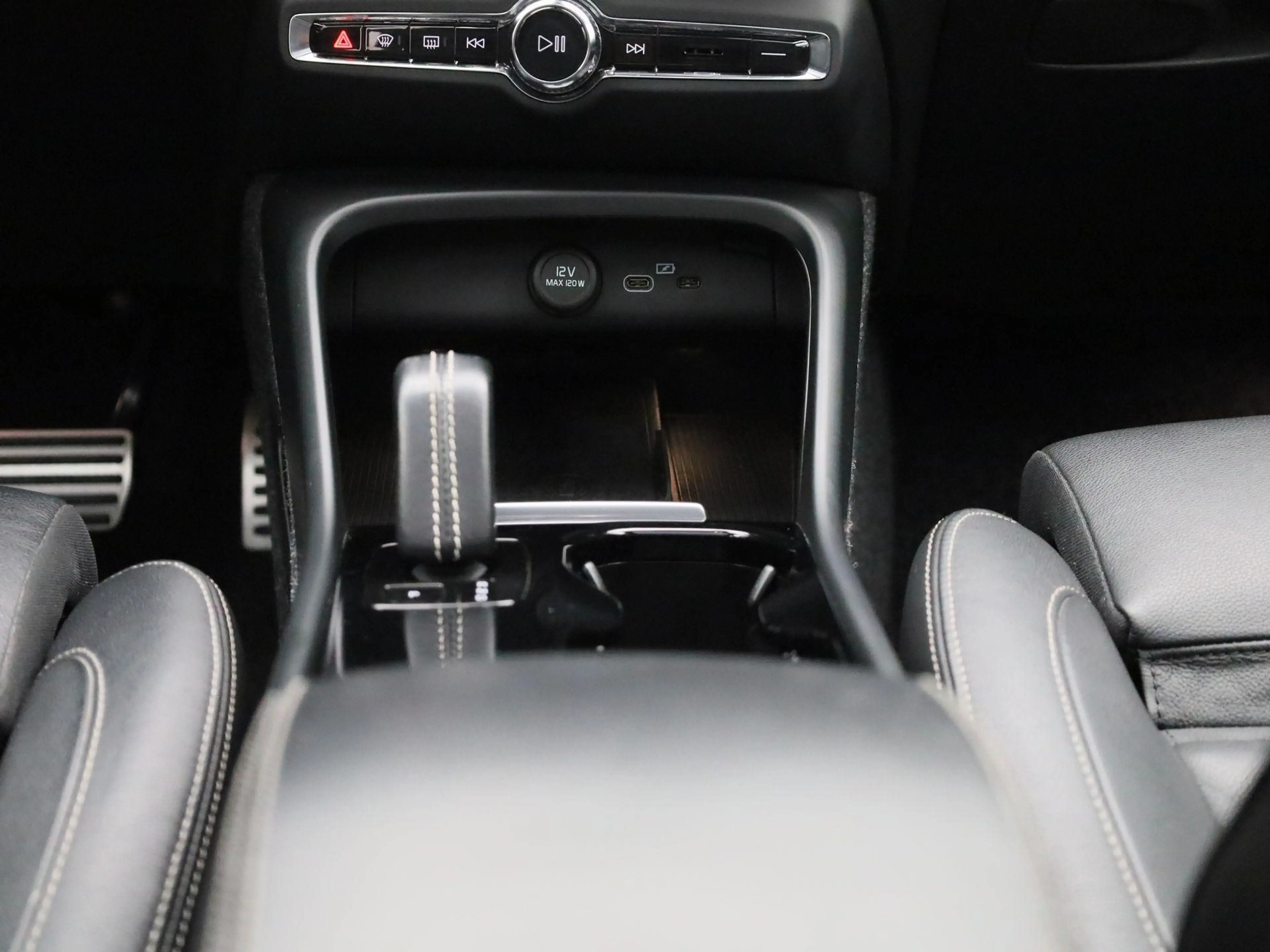 Volvo XC40 Recharge P8 AWD R-Design | Wordt Verwacht | Apple — photo 11