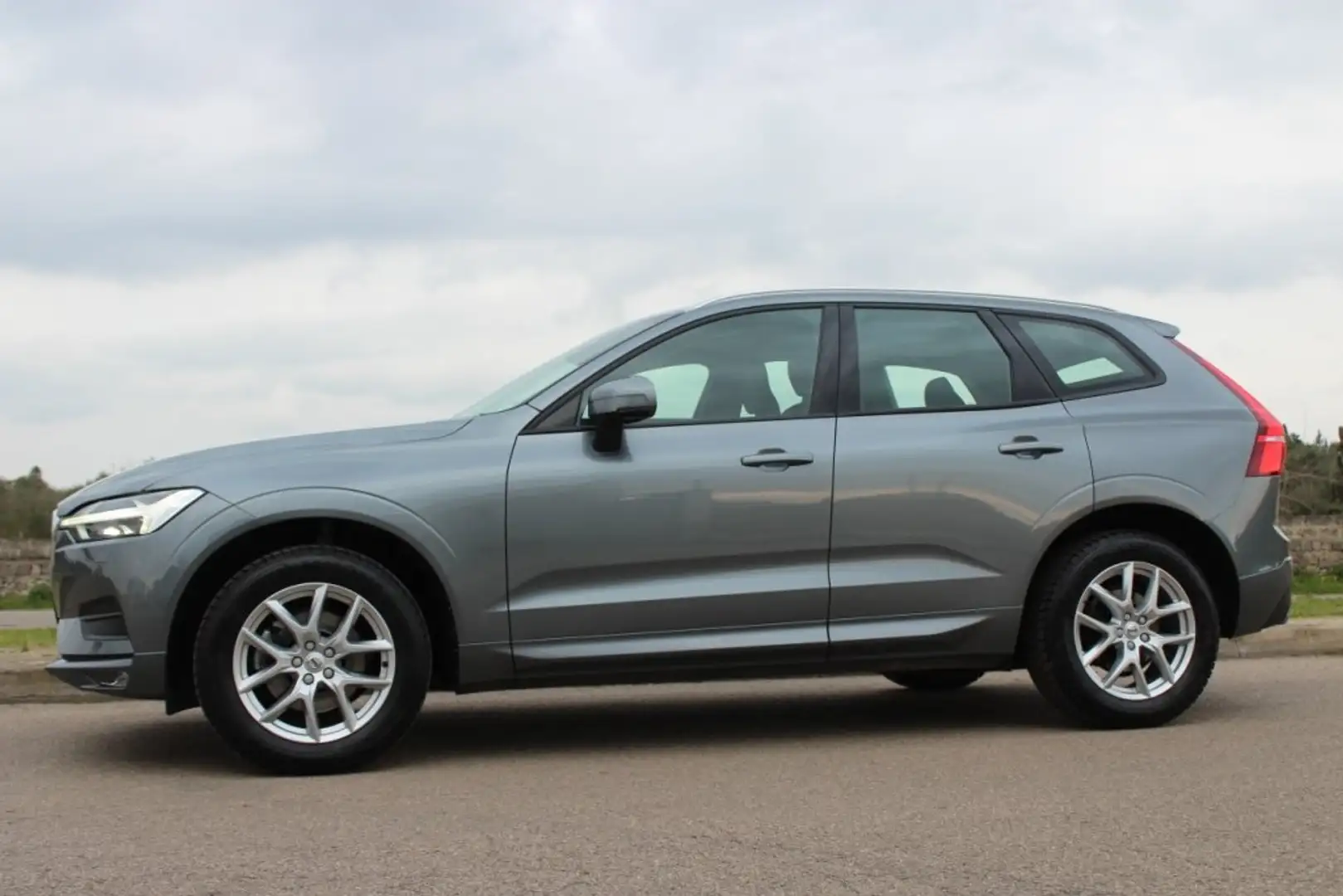Volvo XC60 D4 Aut. Momentum 190CV *PELLE *CAMERA Grigio - 2