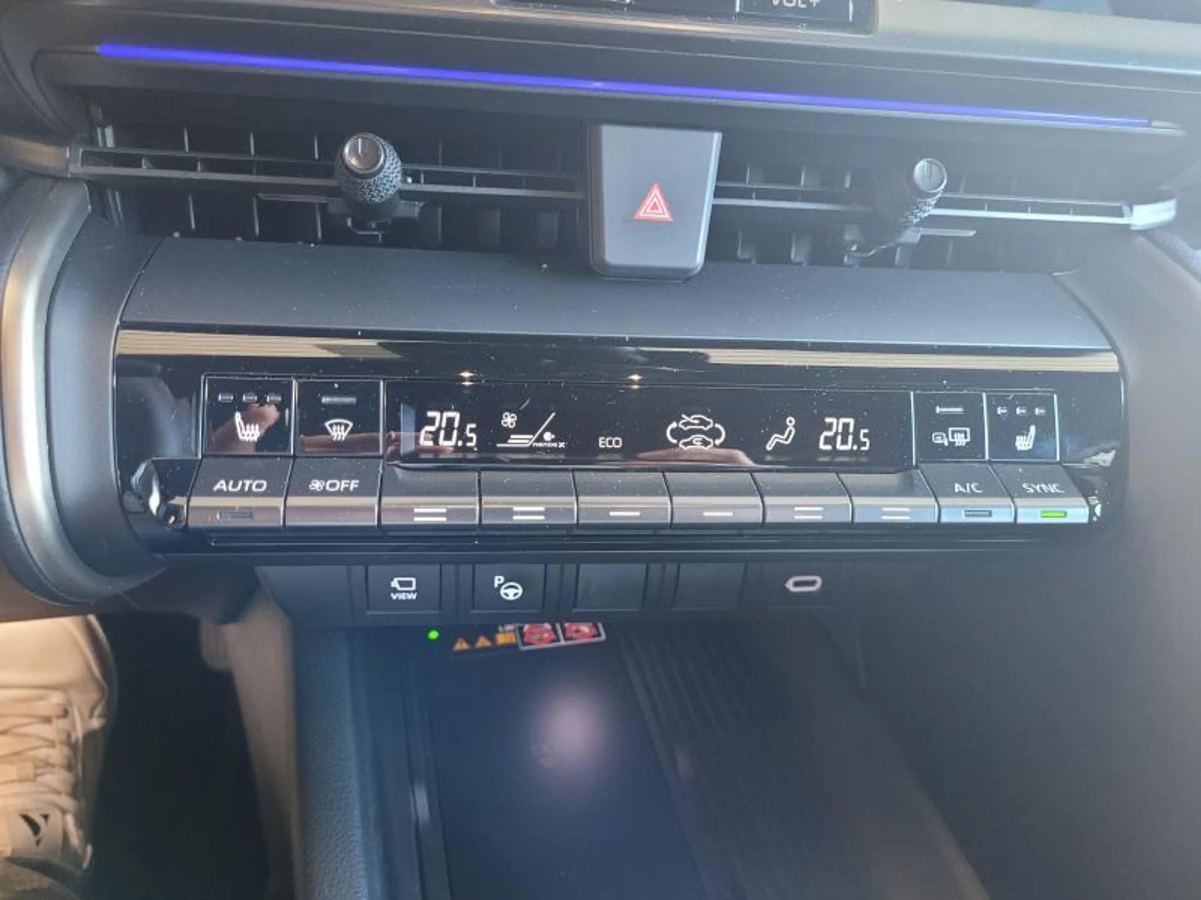 Toyota C-HR Premium + Safety Pack — photo 13