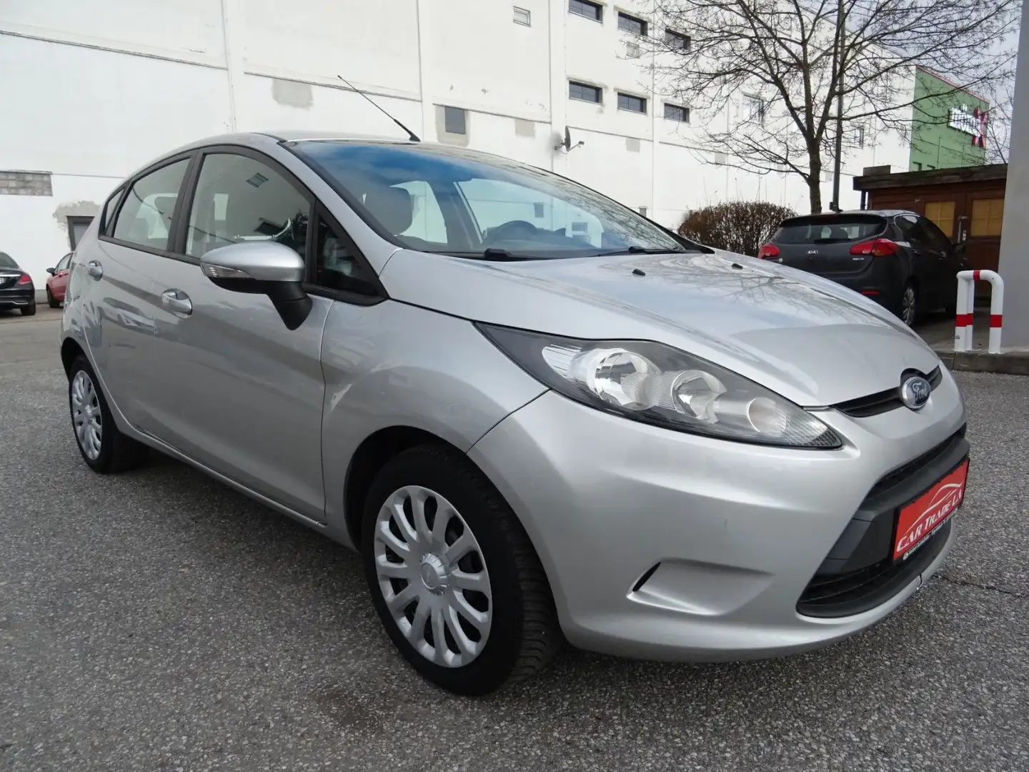 Ford Fiesta Trend/ 1.3i / 82PS Silber - 2