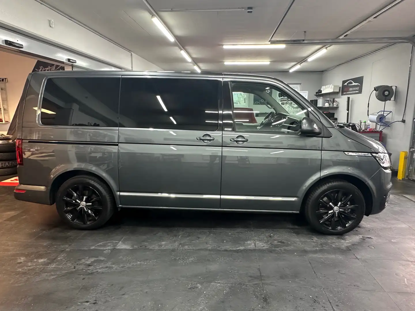 Volkswagen T6.1 Multivan Cruise Grau - 2